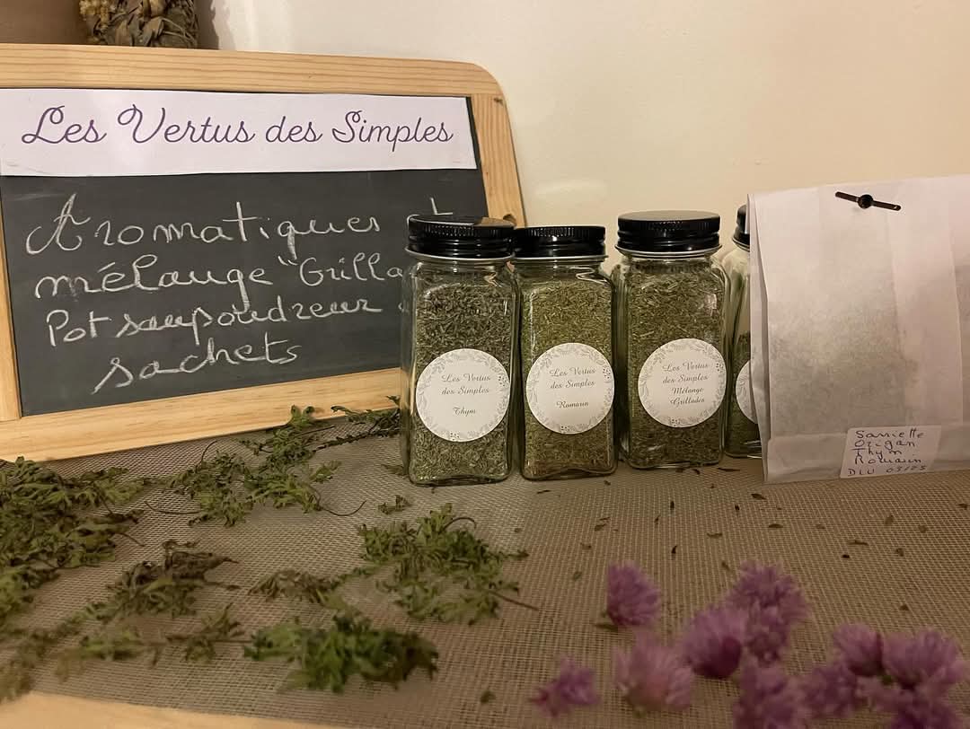 Bocaux de plantes séchées étiquetés à la main sur une étagère en bois