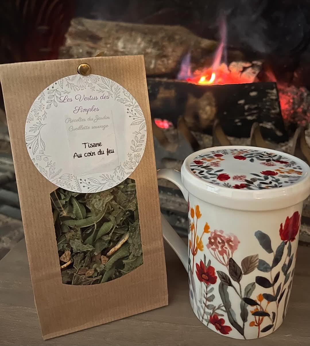 Sachet de tisane artisanale et tasse fumante posés sur une table en bois